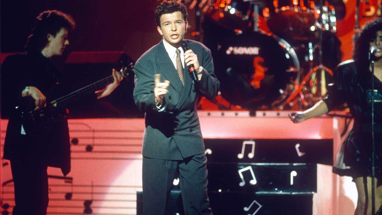 1988年，Rick Astley在伦敦全英音乐奖上表演“Never Gonna Give You Up”